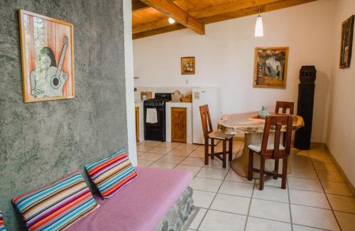 Uruapan Apartment | CASITA TECA jardín de esculturas junto al río