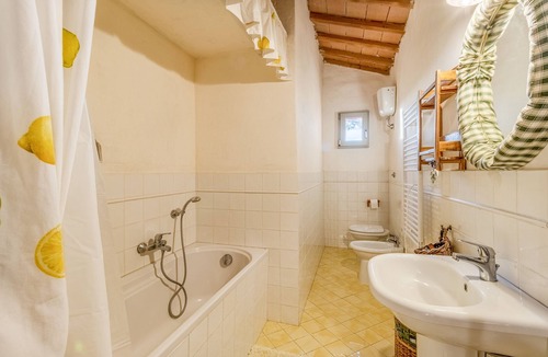 Montorsaio Villa | Casolare Clara with a beautiful Bio-Lake