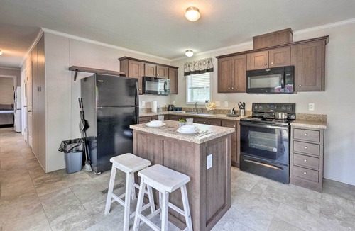 Cassopolis Cabin | Cassopolis Cabin w/Lake & Fishing Access!