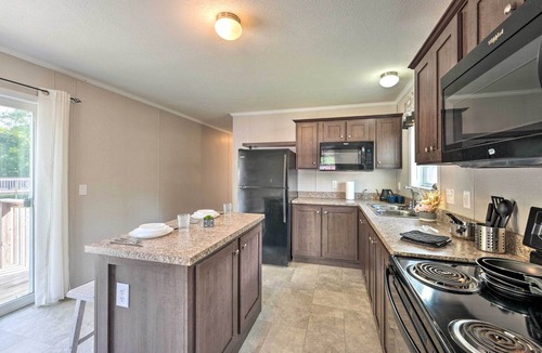 Cassopolis Cabin | Cassopolis Cabin w/Lake & Fishing Access!