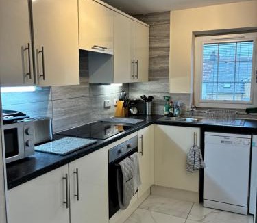 Caerphilly House | Castell Cottages Central with Parking