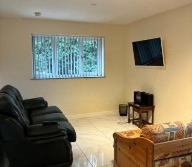 Caerphilly House | Castell Cottages Central with Parking