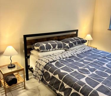 Caerphilly House | Castell Cottages Central with Parking