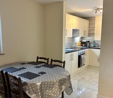 Caerphilly House | Castell Cottages Central with Parking