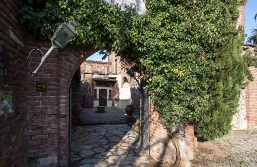 Cassano Magnago House | Castello dei Cento Tetti - La Dolciniana