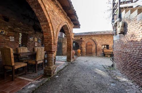Cassano Magnago House | Castello dei Cento Tetti - La Dolciniana