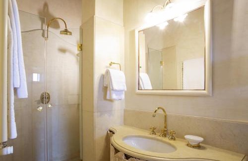 Santo Stefano A Tizzano House | Castello di Montemasso B&B