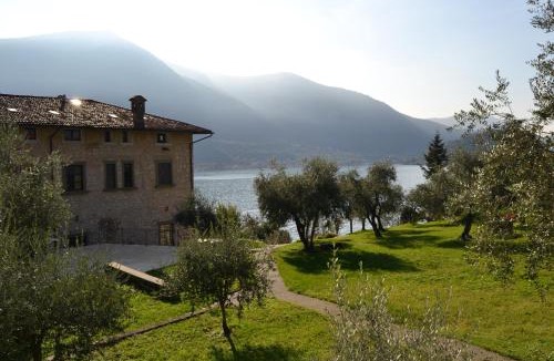 Peschiera Maraglio Apartment | Castello Oldofredi