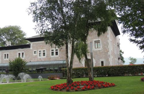 Santa Marina de Oblanca Hotel | Castillo Del Bosque La Zoreda