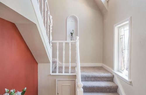Papatoetoe Villa | Castle Charm with Modern Interiors, Steps to Shops