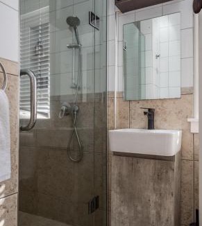Papatoetoe Villa | Castle Charm with Modern Interiors, Steps to Shops