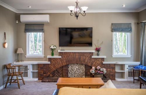 Papatoetoe Villa | Castle Charm with Modern Interiors, Steps to Shops