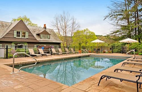 Proctorsville House | Castle Hill Condo