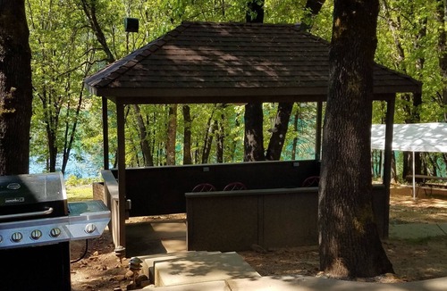Lakehead-Lakeshore House | Castle of Lake Shasta - Direct Lake Elegance