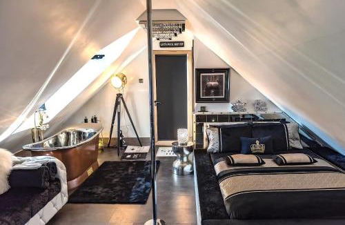 Bilston House | Castle Queen
