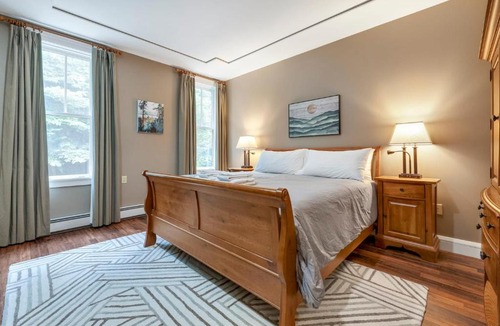 Proctorsville House | Castle Retreat Pool Spa and Mountain Adventures