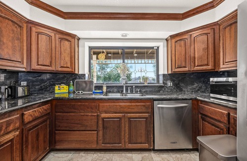 Woodcrest House | Castle vacation 8BD 6BA BBQ Pool 9 beds 4 Tvs