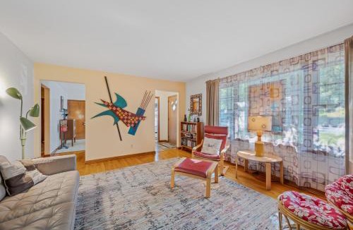 Berkeley Springs Ski Chalet | Castle View - Wifi, Pet Friendly, Screen Porch, Game Room, Grill, Family Friendly, Kid Friendly, Fireplace