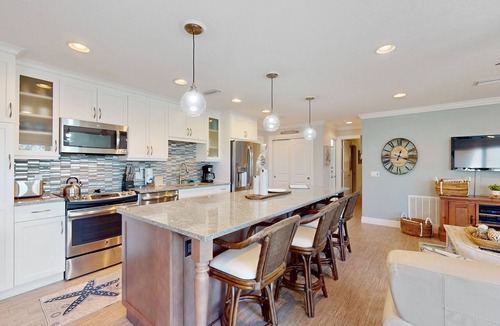 Holmes Beach Condo | Casual beachside getaway with pool, and easy beach access