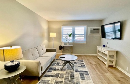 Joslyn Castle Apartment | Cathedral 1-Walking Distance to UNMC