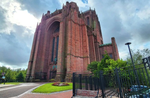 Hope Street Apartment | Cathedral Views | Heart of City | Communal Laundry