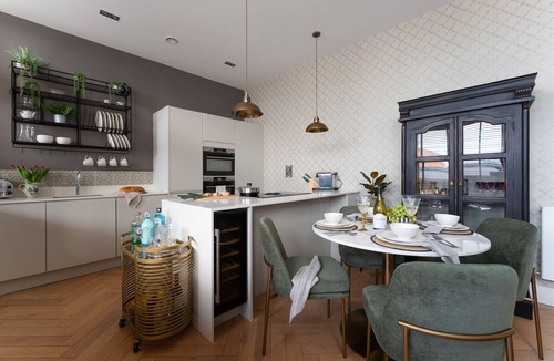 Exeter Apartment | Cathedral Yard - Art Deco Luxury Apartment with Iconic Exeter Cathedral Views