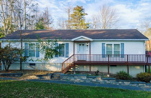 Monticello House | Catskills Lakefront Getaway at Sackett Lake