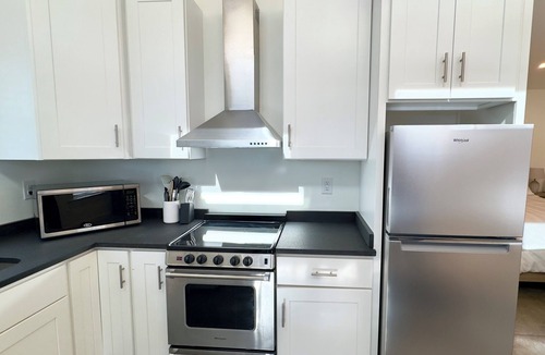 Fry's Spring Cottage | Cavalier Cottage - Walk to UVA Grounds and Hospital!