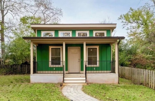 Fry's Spring Cottage | Cavalier Cottage - Walk to UVA Grounds and Hospital!
