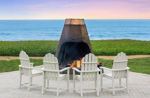 San Simeon Hotel | Cavalier Oceanfront Resort | Deluxe King Fireplace | San Simeon