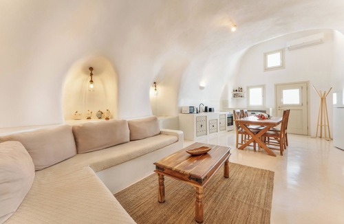 Karterados Villa | Cave at White Rock - Private outdoor jacuzzi