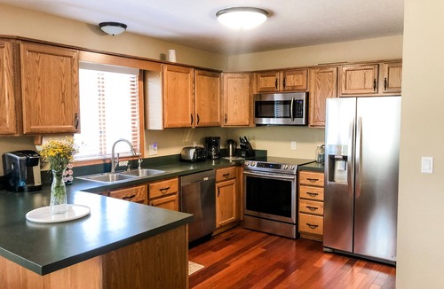 Logan House | Cave & Creek- Hocking Hills- 1 mi to Old Man's Cave- 20 Private Acres