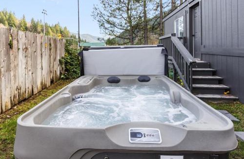 Dunsmuir Apartment | Cave Springs Resort