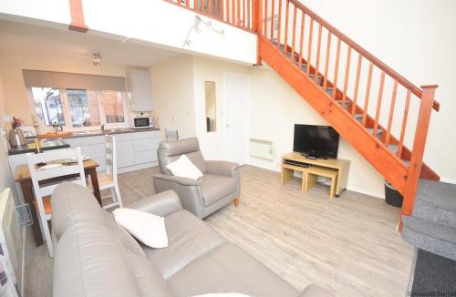 Hoveton House | Cavell - sleeps 2 people right in the heart of Wroxham on the Norfolk Broads