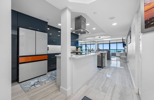 Sand Key Condo | 🌅 CBC 2-17C – Sunset Oasis |Gorgeous beach front with a private balcony, pool, gym!