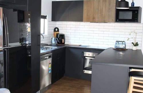 Launceston CBD House | CBD Elizabeth St Modern Townhouse - Secure Parking