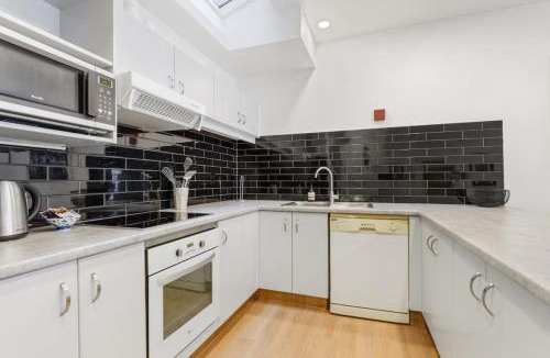 Newton House | CBD Spacious 3 Storey Terrace House with Courtyard