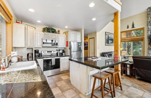 McCall House | Cedar Chalet -on golf course, clubhouse access with gym, seasonal pool & hot tub