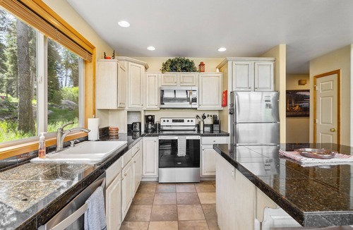 McCall House | Cedar Chalet -on golf course, clubhouse access with gym, seasonal pool & hot tub