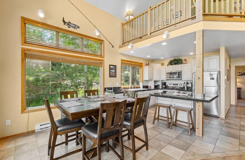 McCall House | Cedar Chalet -on golf course, clubhouse access with gym, seasonal pool & hot tub