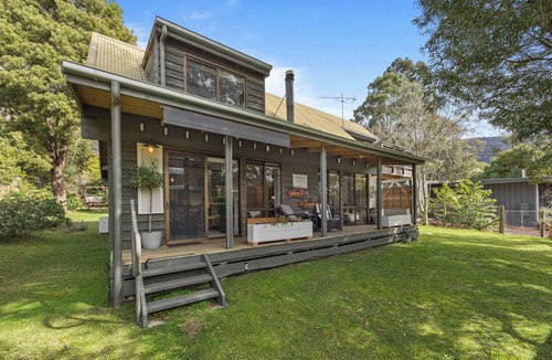 Halls Gap House | Cedar Country Retreat - Country style luxury