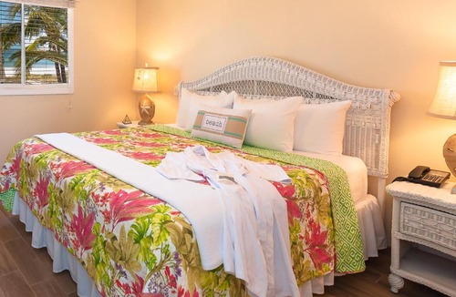 Holmes Beach Hotel | Cedar Cove Resort & Cottages