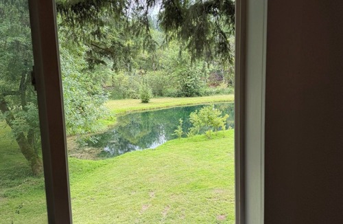 Amboy House | Cedar Creek Escape: Spacious 4 Bedroom Chateau, Private Pond & Creek Frontage