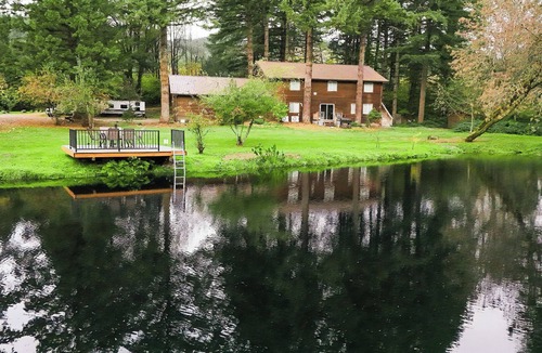 Amboy House | Cedar Creek Escape: Spacious 4 Bedroom Chateau, Private Pond & Creek Frontage