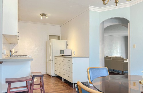 Cleveland Apartment | Cedar Fairmount District - Walking distance to shops & restaurants