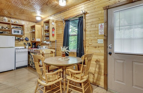 Davis Cottage | 'cedar Falls Cabin 5': 1/2 Mile to Turner Falls