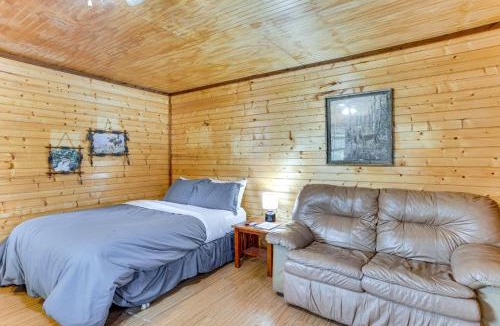 Davis Apartment | ‘Cedar Falls Cabins #6’: Hillside w/Views!