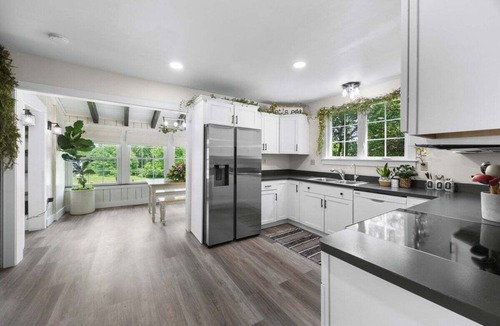 Valois House | Cedar Grove Cottage: 3 bedroom garden paradise on Seneca Lake wine trail