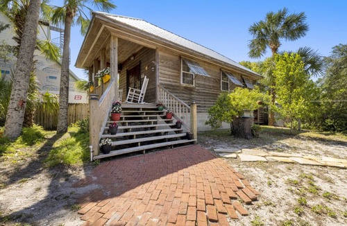 Cedar Key Cabin | Cedar Hill Depot: Historic charmer 3 blocks from the Gulf
