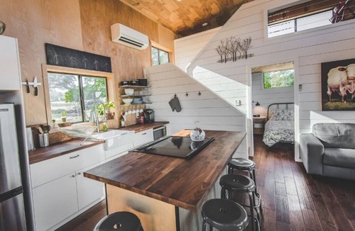 Dripping Springs House | Cedar Hollow↠ Hill Country cabin w/Loft & Light & Pickleball
